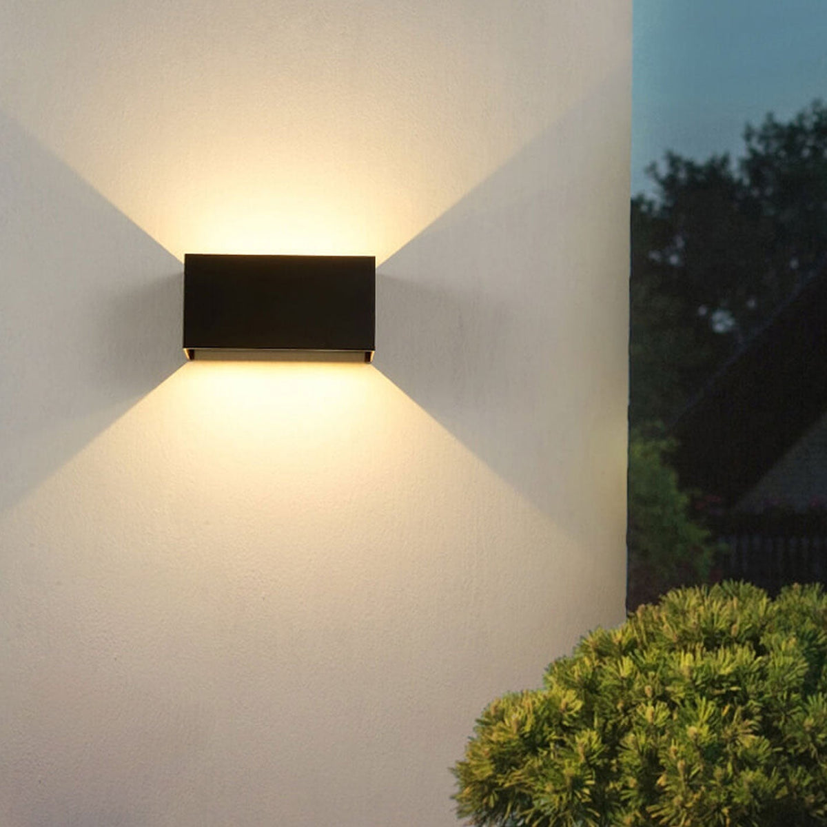 Moderne, wasserdichte, rechteckige LED-Wandleuchte für den Außenbereich mit nach oben und unten gerichteter Beleuchtung.