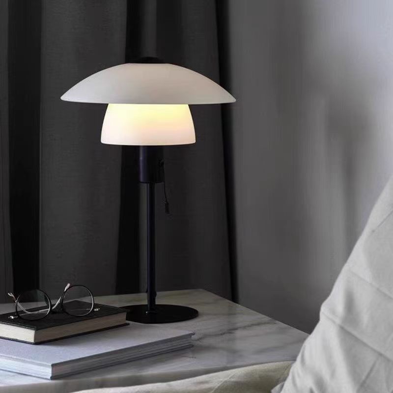 Schlanke moderne Tischlampe