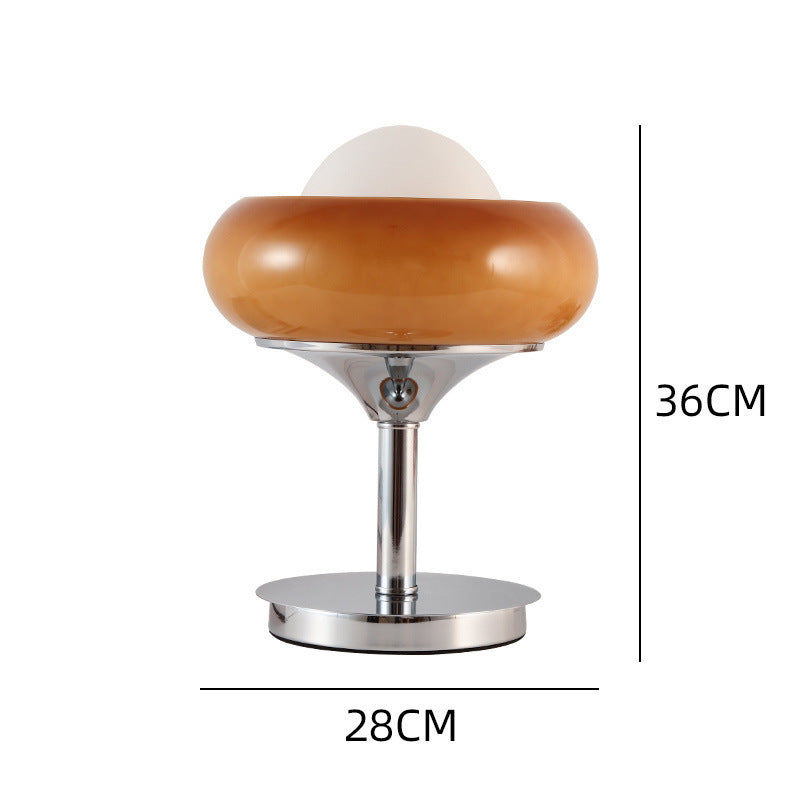 Moderne Tischlampe mit schlankem Metallfuß und sanftem Leuchtenschirm