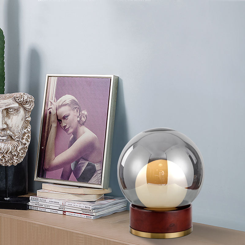Moderne Glas Tischlampe mit Holzfuß und goldenen Akzenten