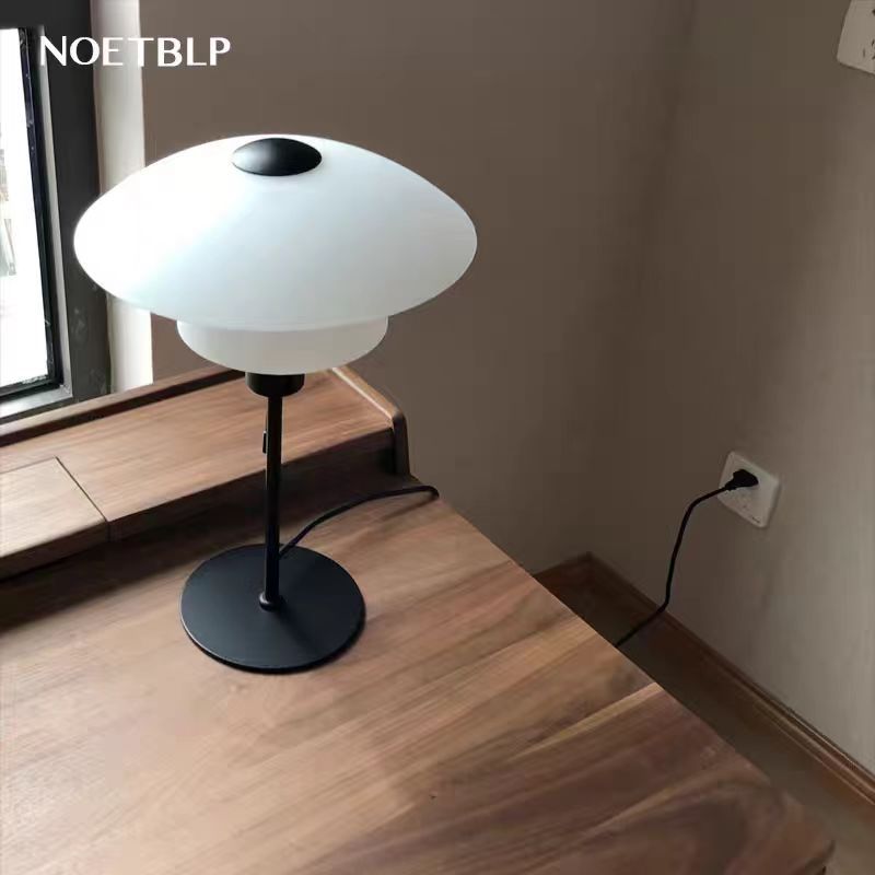 Schlanke moderne Tischlampe