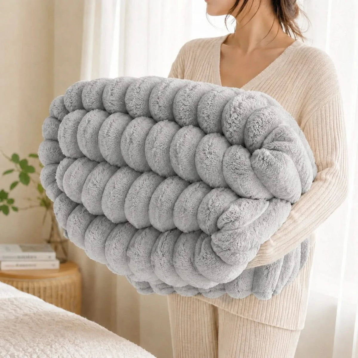 Bed Throws in Soft Ribbed Fleece, Heavy Machine-Washable Blanket