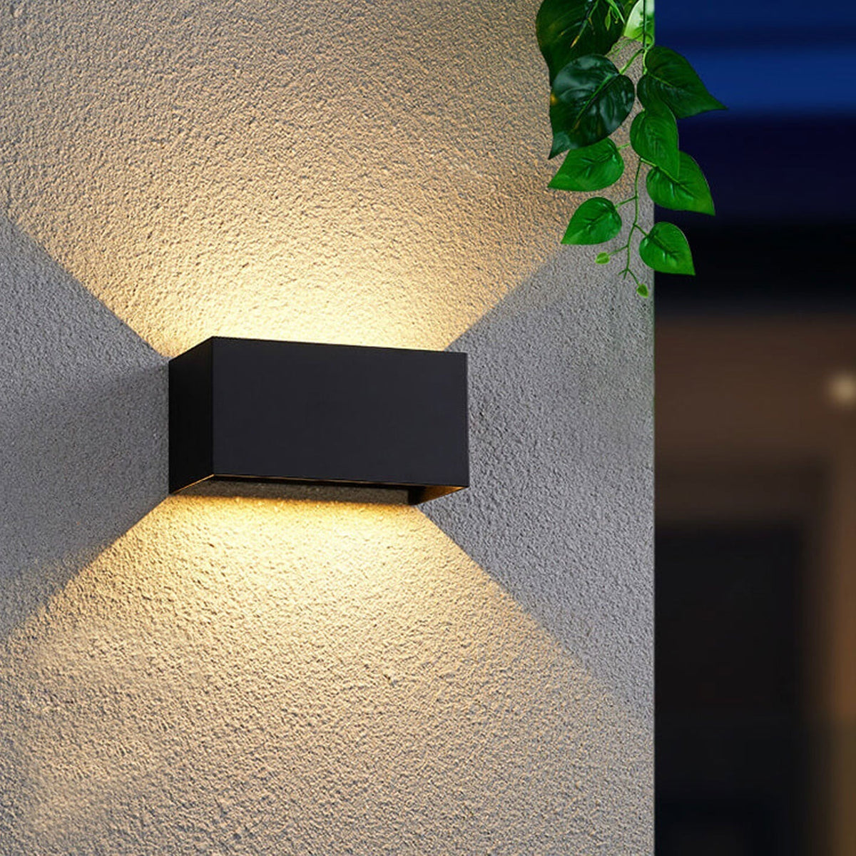 Moderne, wasserdichte, rechteckige LED-Wandleuchte für den Außenbereich mit nach oben und unten gerichteter Beleuchtung.