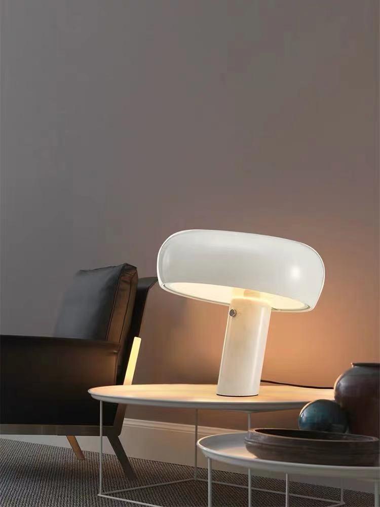 Moderne Tischlampe mit geometrischem Design