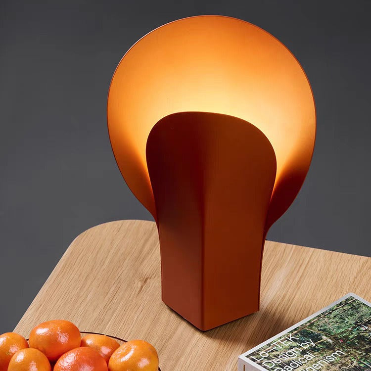 Moderne Minimalistische Tischlampe mit elegantem, geschwungenem Schirm