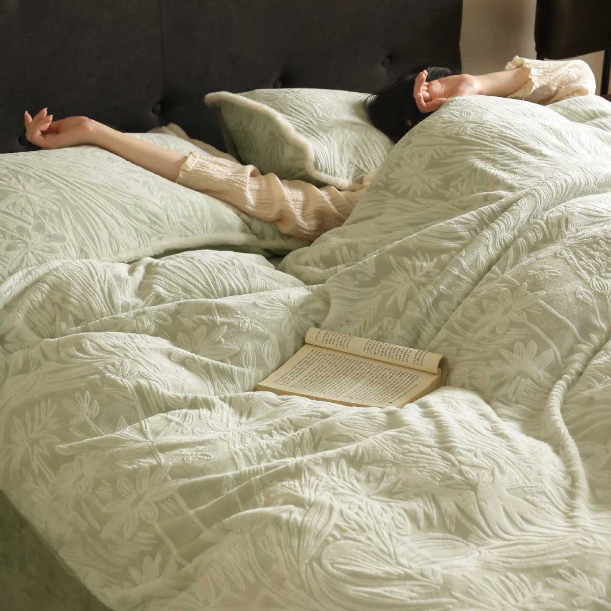 Fleece Bedding Set in Velvet, Warm and Reversible with Embossed Botanicals