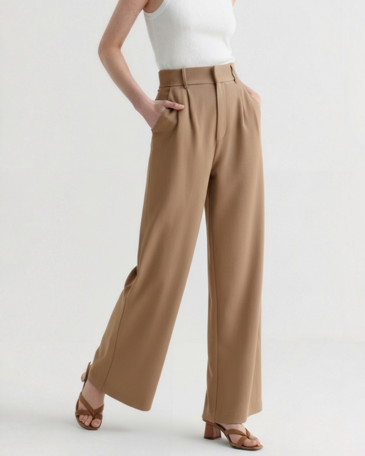 Women's Pleated Wide-Leg Trousers With Side Pockets - Brown